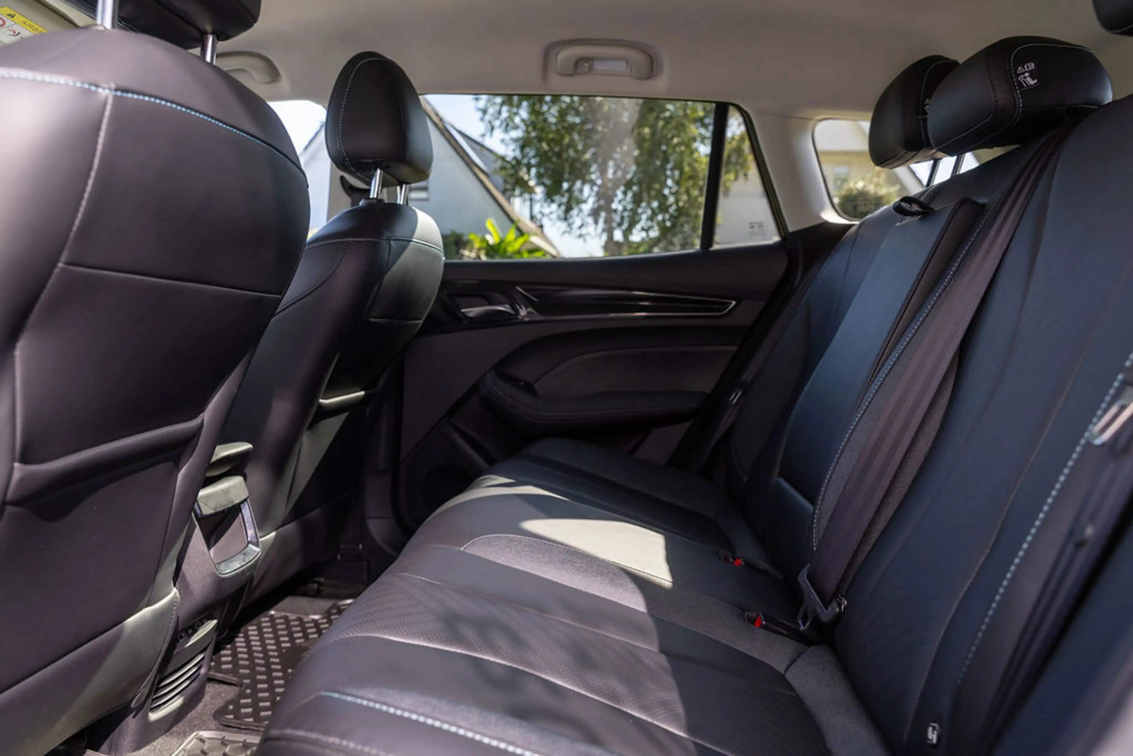 MG MG5 Electric Long Range Luxury 61 kWh Black — photo 33