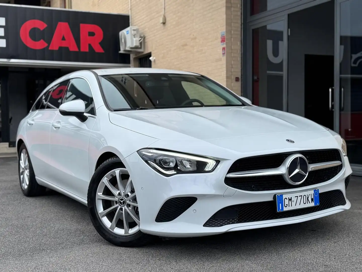 Mercedes-Benz CLA 180 d Automatic Shooting Brake Business Extra Blanc - 1