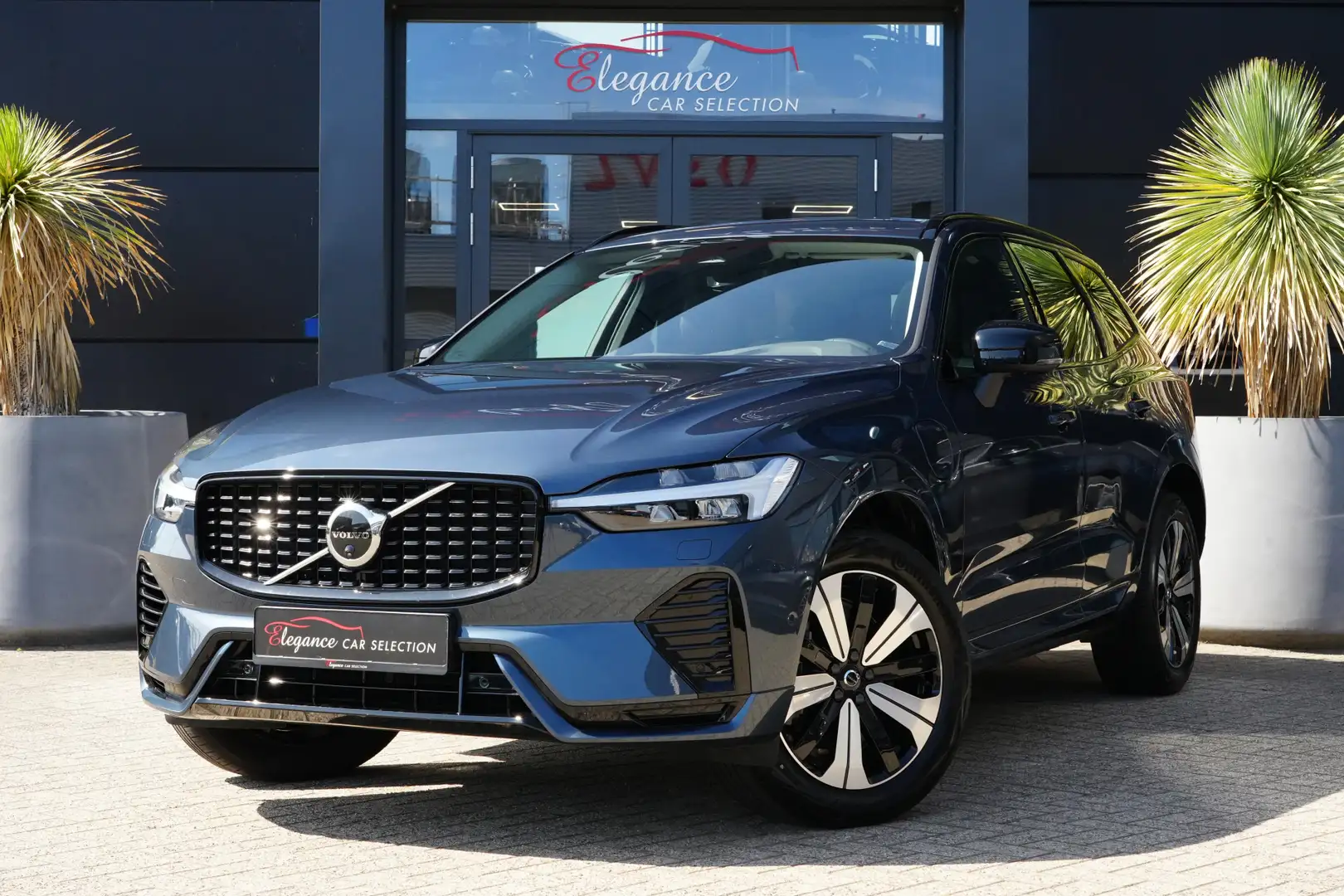Volvo XC60 2.0 T6 Plug-in hybrid AWD Plus Dark 350pk Panorama Blauw - 1