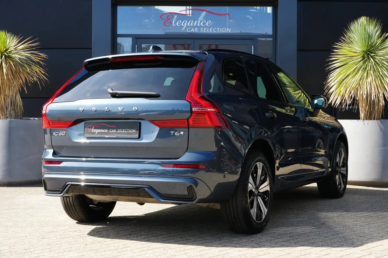 Volvo XC60 2.0 T6 Plug-in hybrid AWD Plus Dark 350pk Panorama Blauw - 2