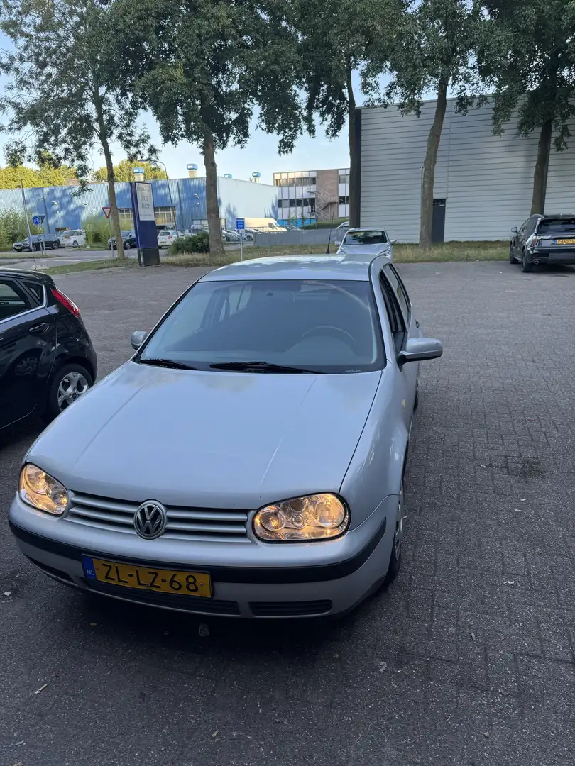 Volkswagen Golf 1.6 Trendline Grijs - 1