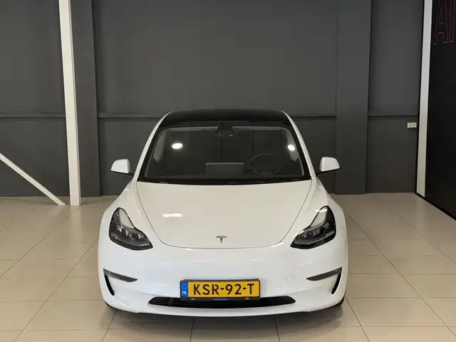 Tesla Model 3 view 8