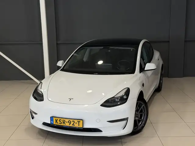 Tesla Model 3 view 6