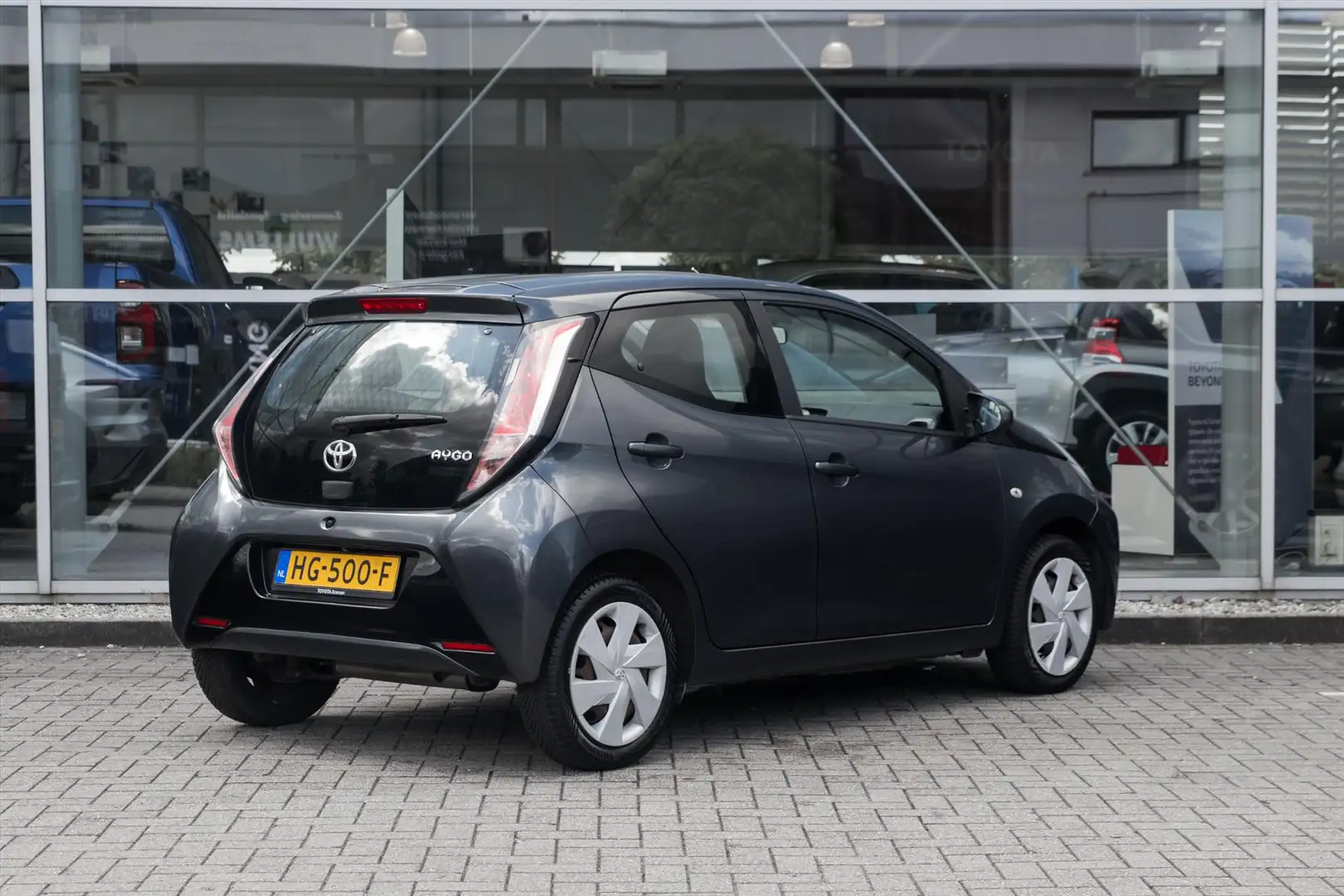 Toyota Aygo 1.0 VVT-i 69pk 5D x-play Сірий - 2