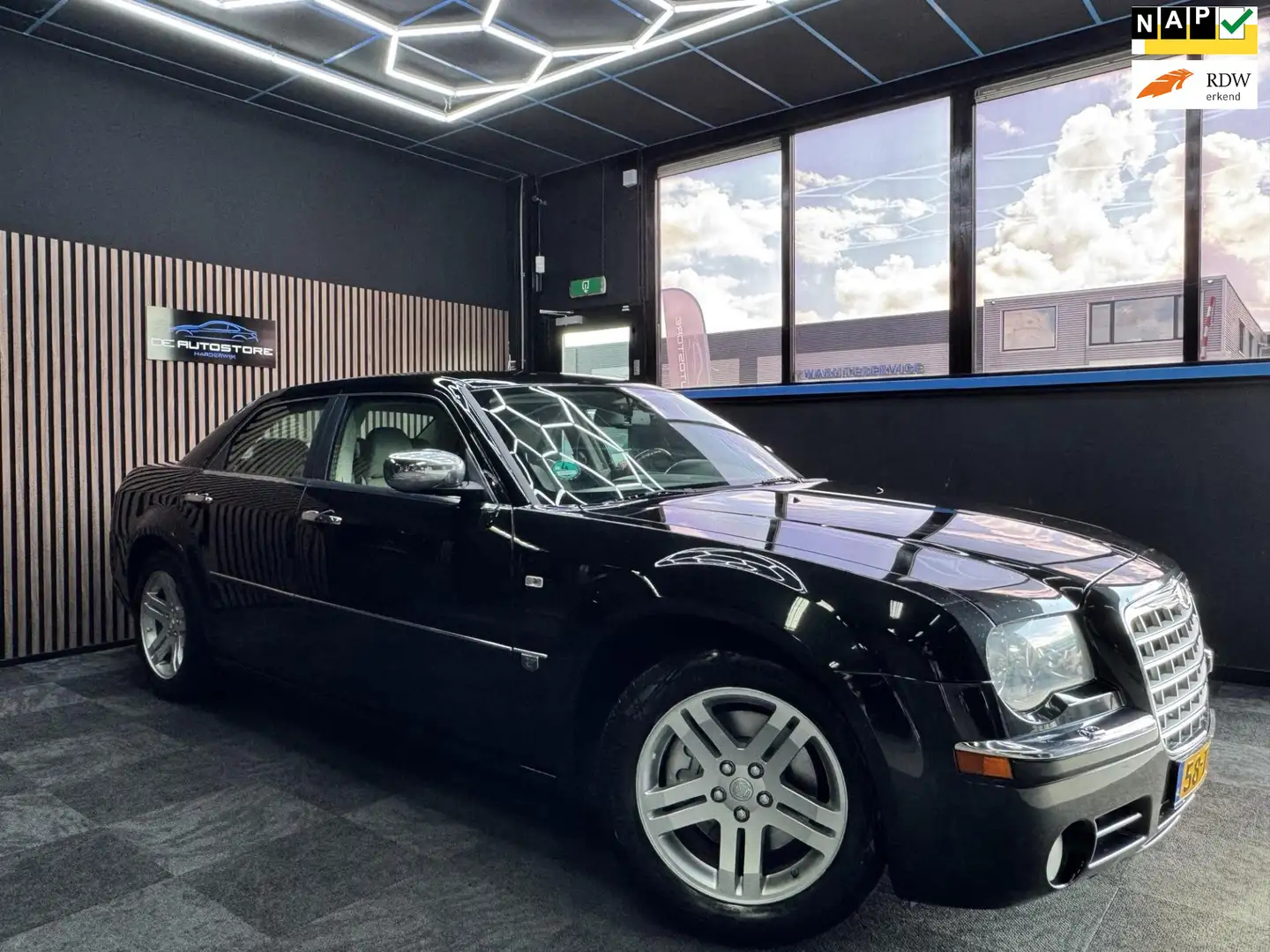 Chrysler 300C 3.0 V6 CRD 1e Eig Leder Xenon Cruise Airco Youngti Noir - 1
