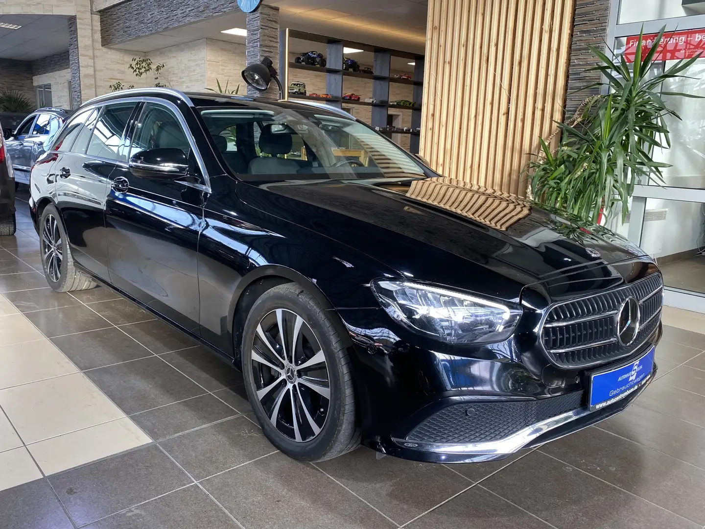 Mercedes-Benz E 300 Mild-Hybrid*ACC*LED*Navi*R.Cam*SHZ*CarPlay Schwarz - 2