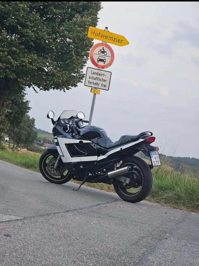 Suzuki GSX 600 Noir - 1