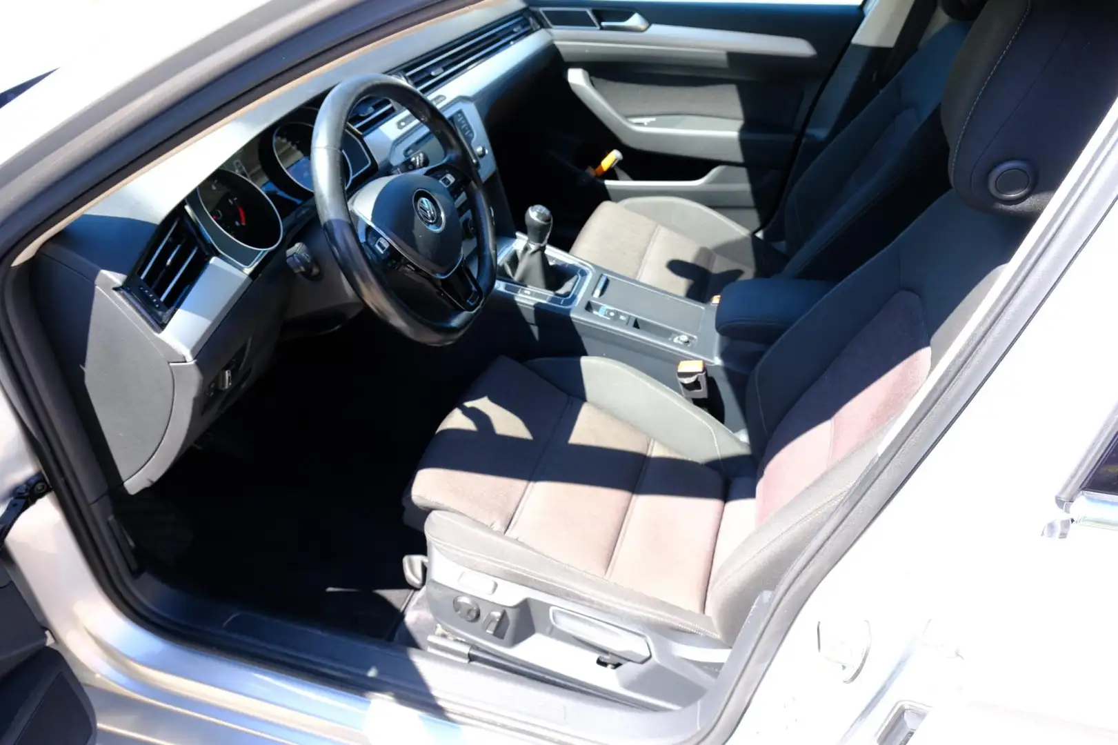 Volkswagen Passat Variant 1.6 TDI 120PK Comfortline LED|Navi|PDC|Clima|Cruis Grijs - 2