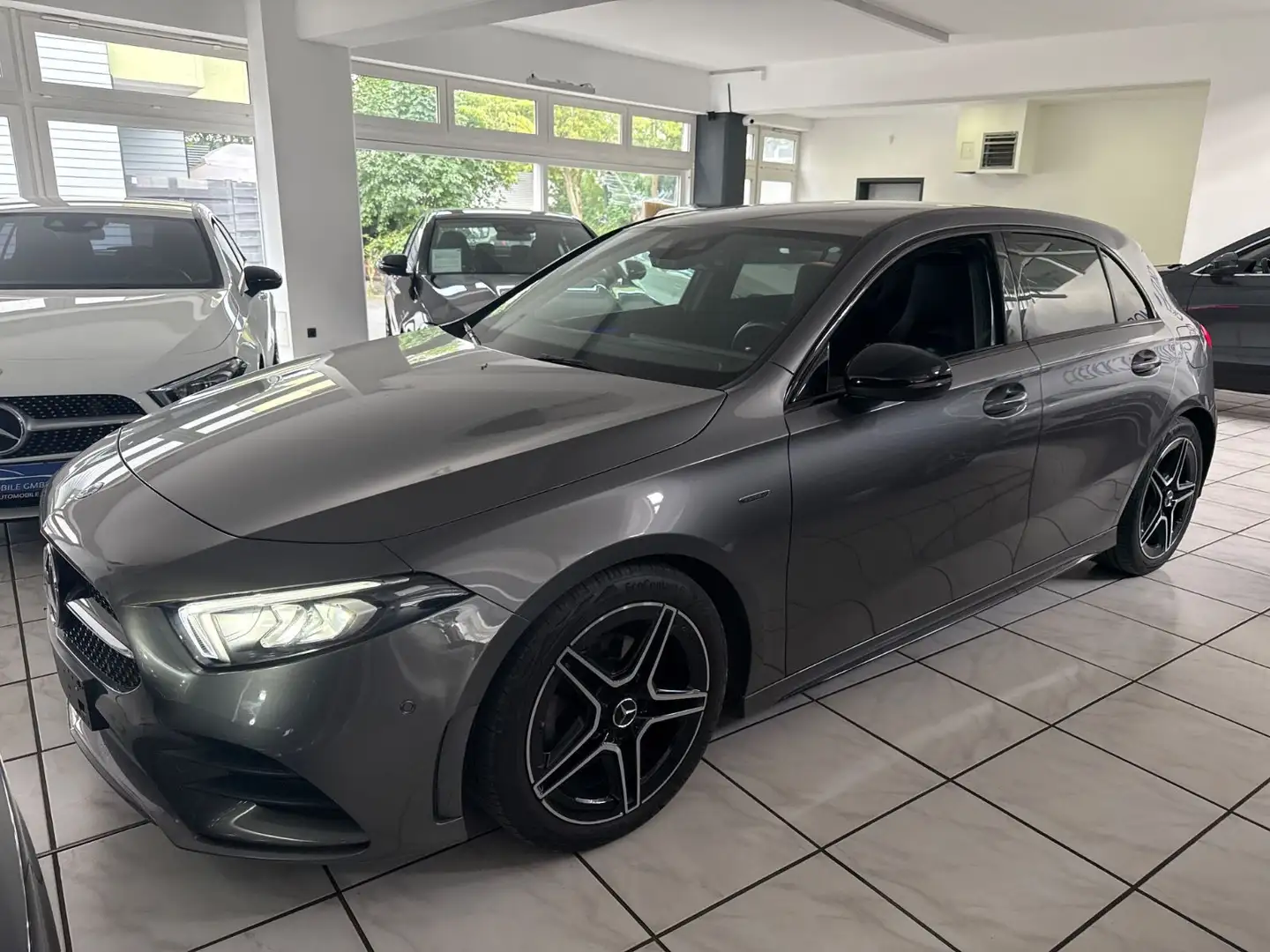 Mercedes-Benz A 180 Edition 2020 AMG Line*Night-Paket*Ambi*Cam Grijs - 1