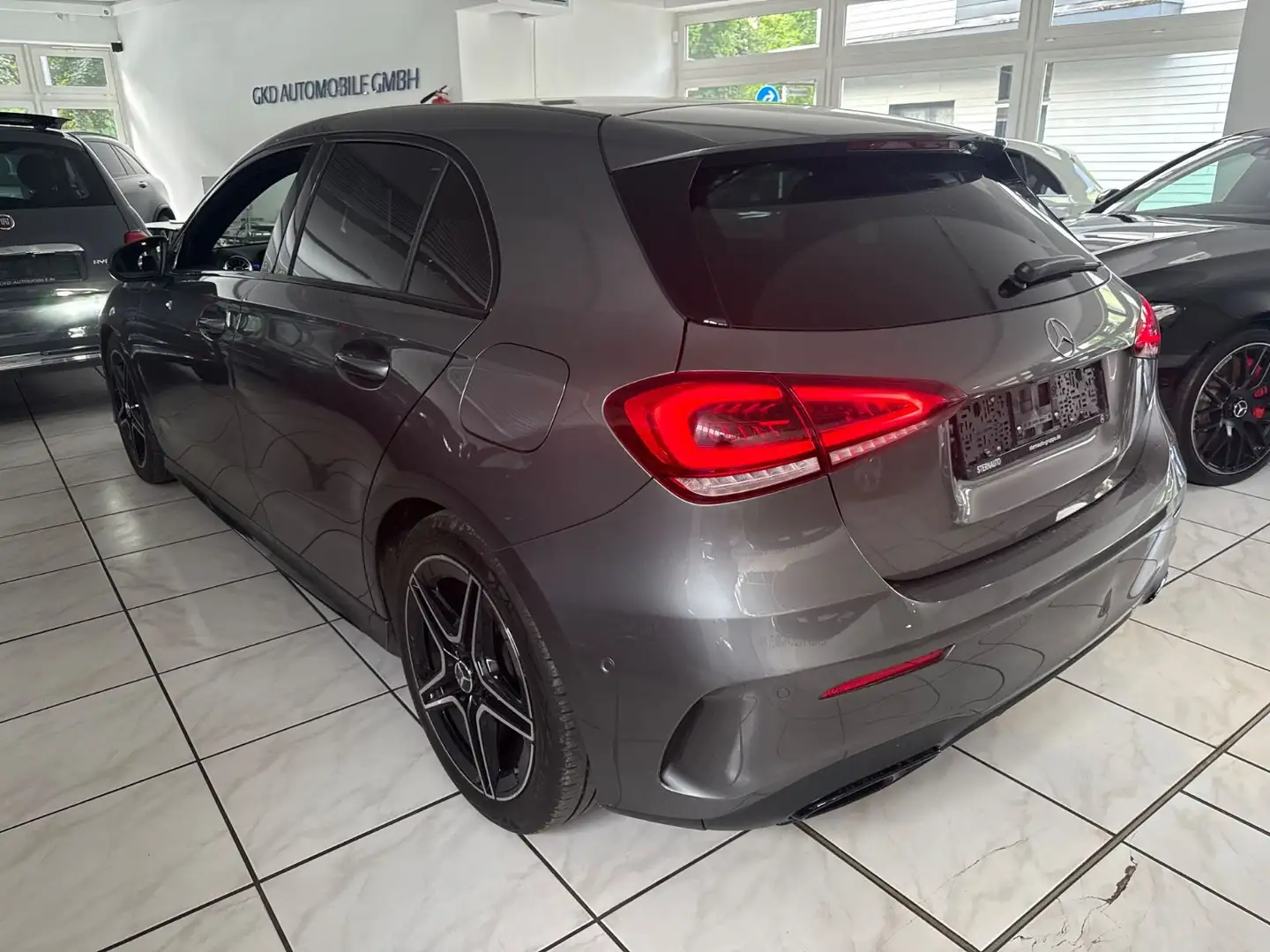 Mercedes-Benz A 180 Edition 2020 AMG Line*Night-Paket*Ambi*Cam Grijs - 2