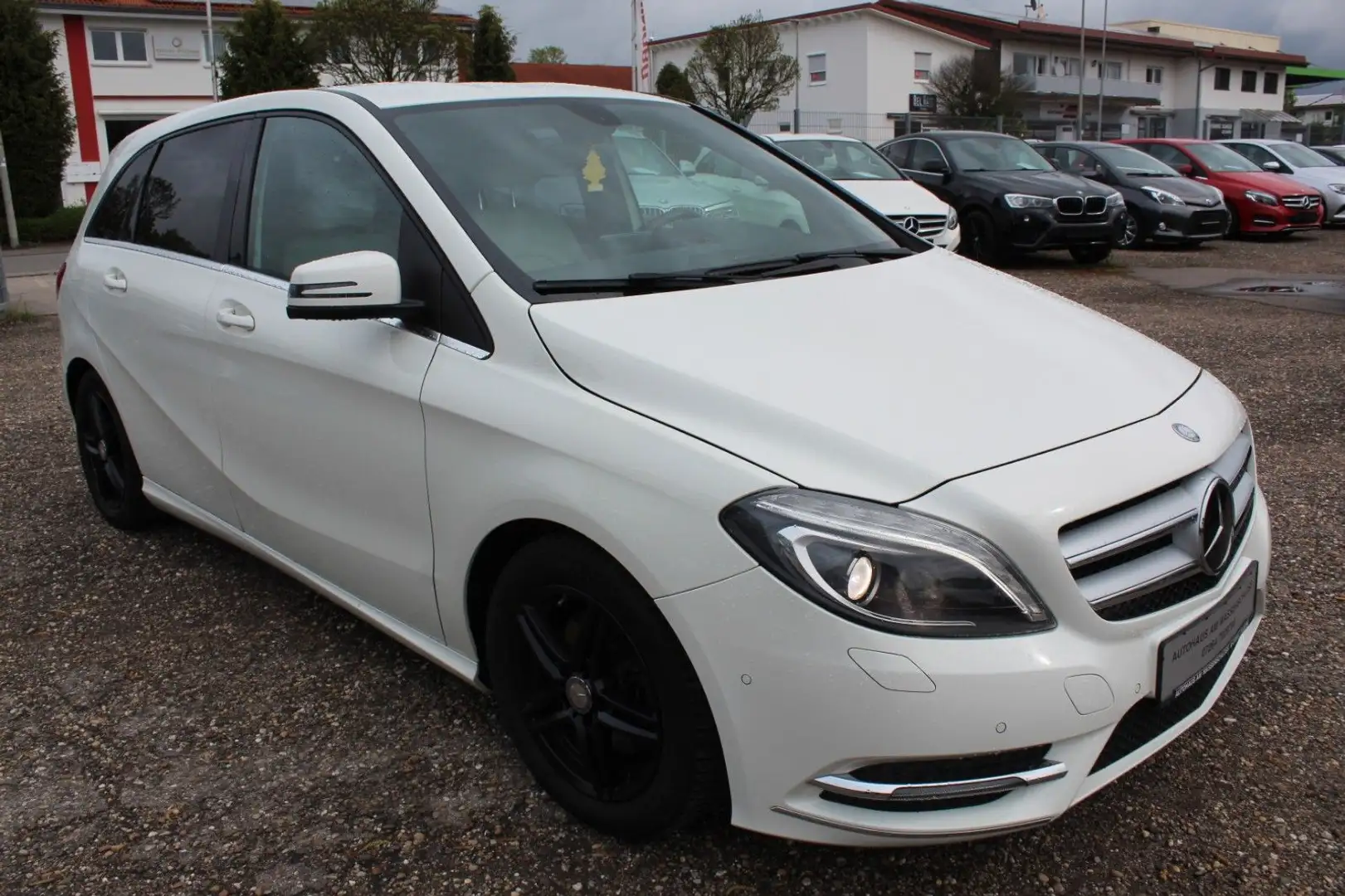 Mercedes-Benz B 180 *Sport-Paket*Bi-Xenon*akti. Parkassistent* Weiß - 1