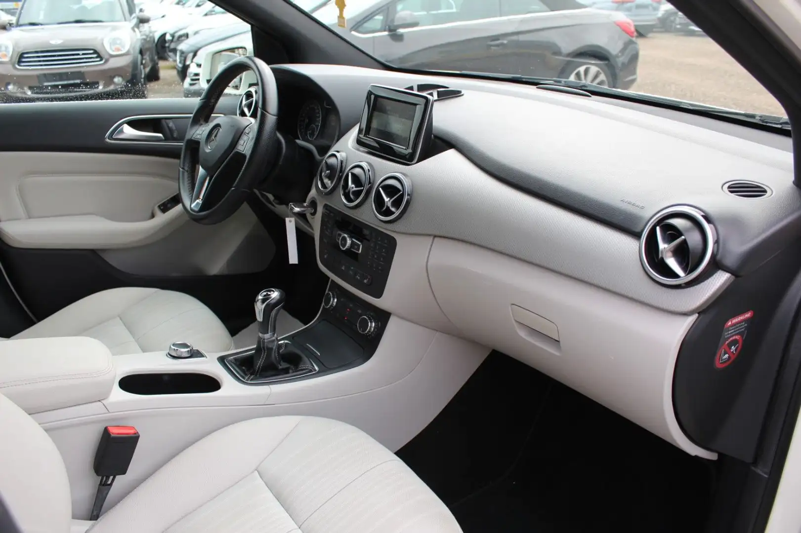 Mercedes-Benz B 180 *Sport-Paket*Bi-Xenon*akti. Parkassistent* Weiß - 2