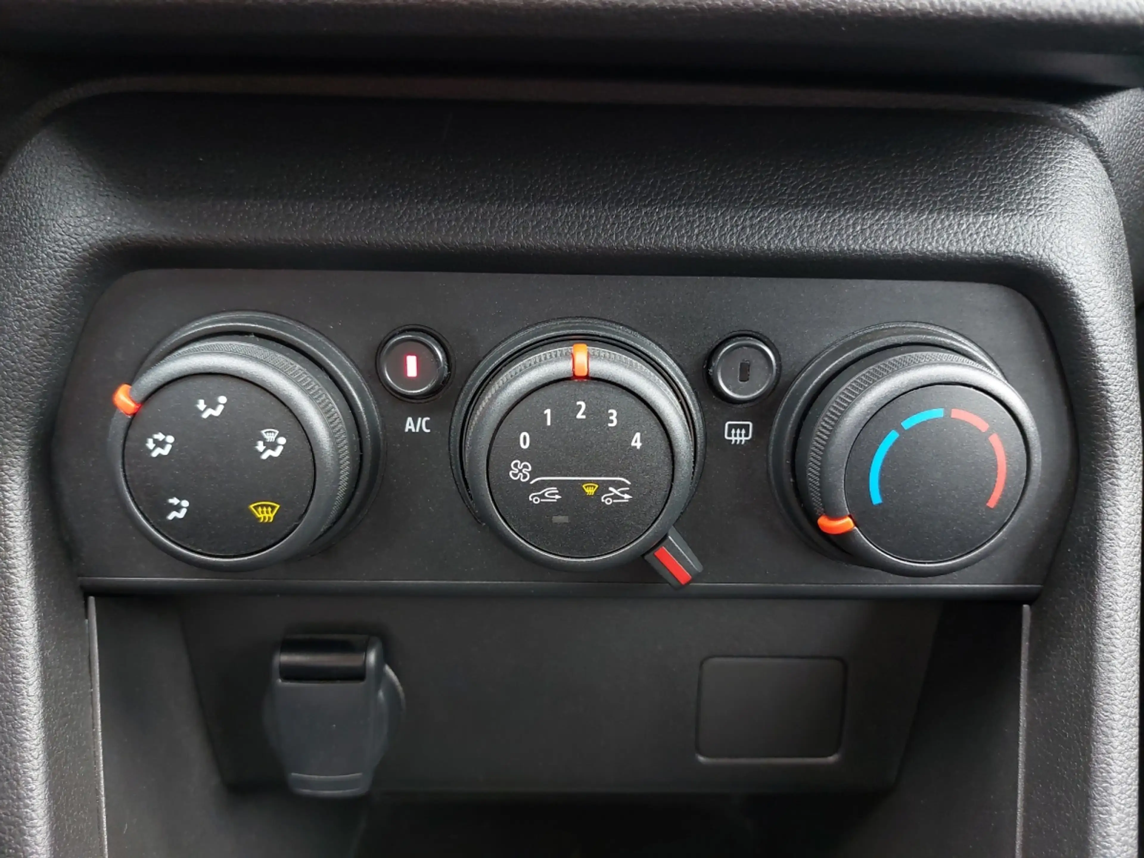 Dacia Sandero Expression SCe 65 — photo 17
