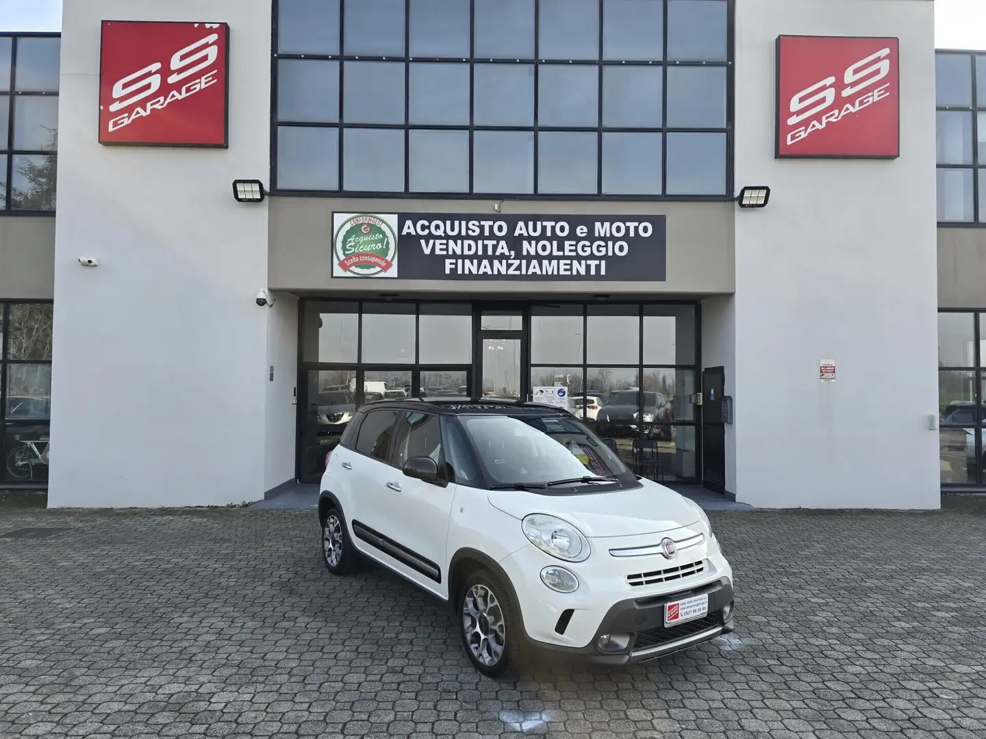 Fiat 500L 1.6 Multijet 120 CV Trekking Bílá - 1