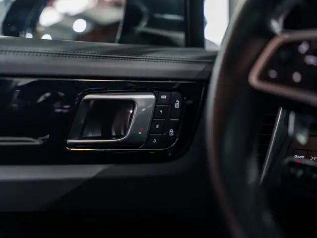 Porsche Cayenne view 10