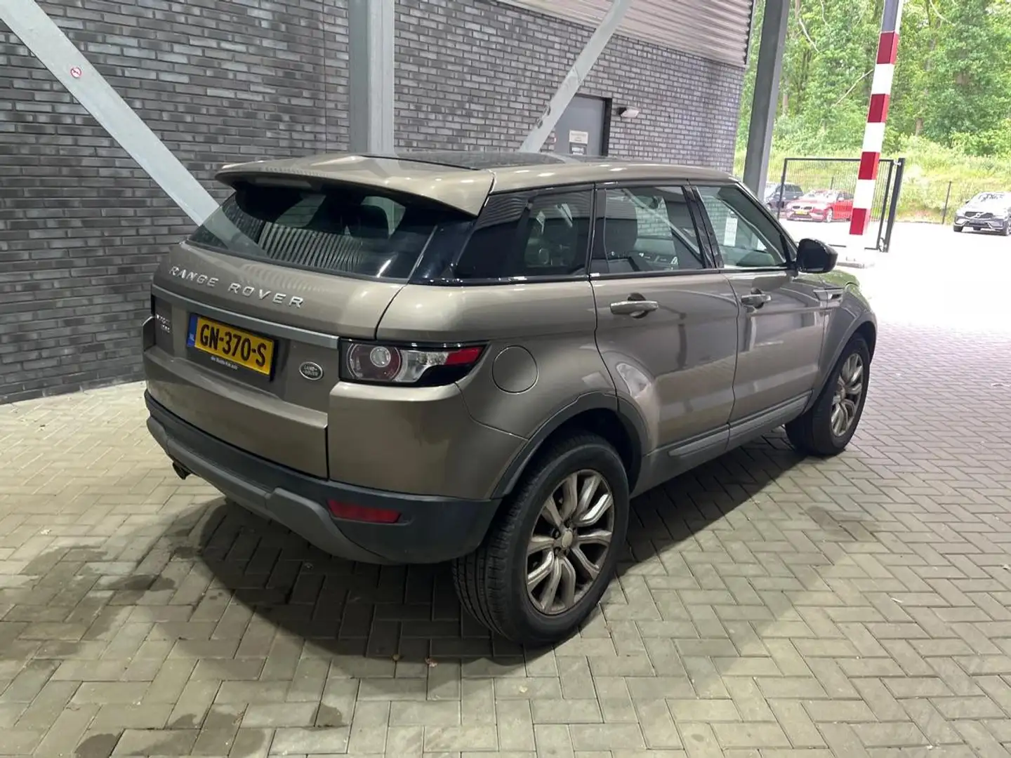 Land Rover Range Rover Evoque 2.2 eD4 2WD Pure | Leder | Panoramadak | 18 Inch | Grijs - 2