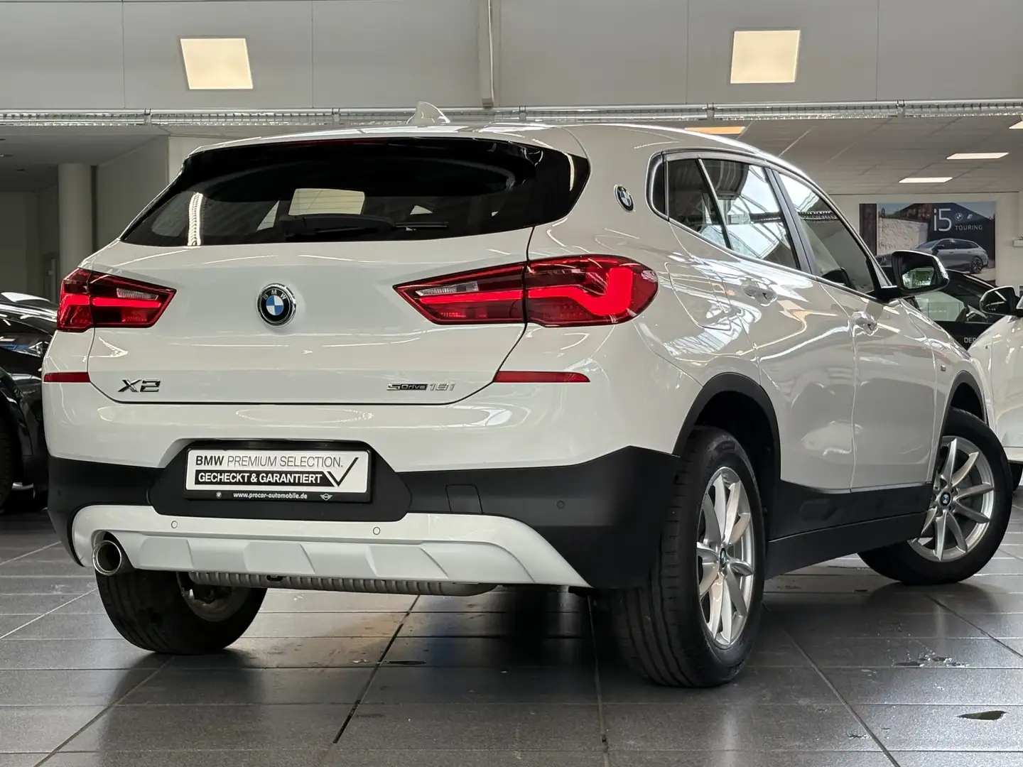 BMW X2 sDrive18i Advantage LED PA AHK Navi PDC Shz. Weiß - 2
