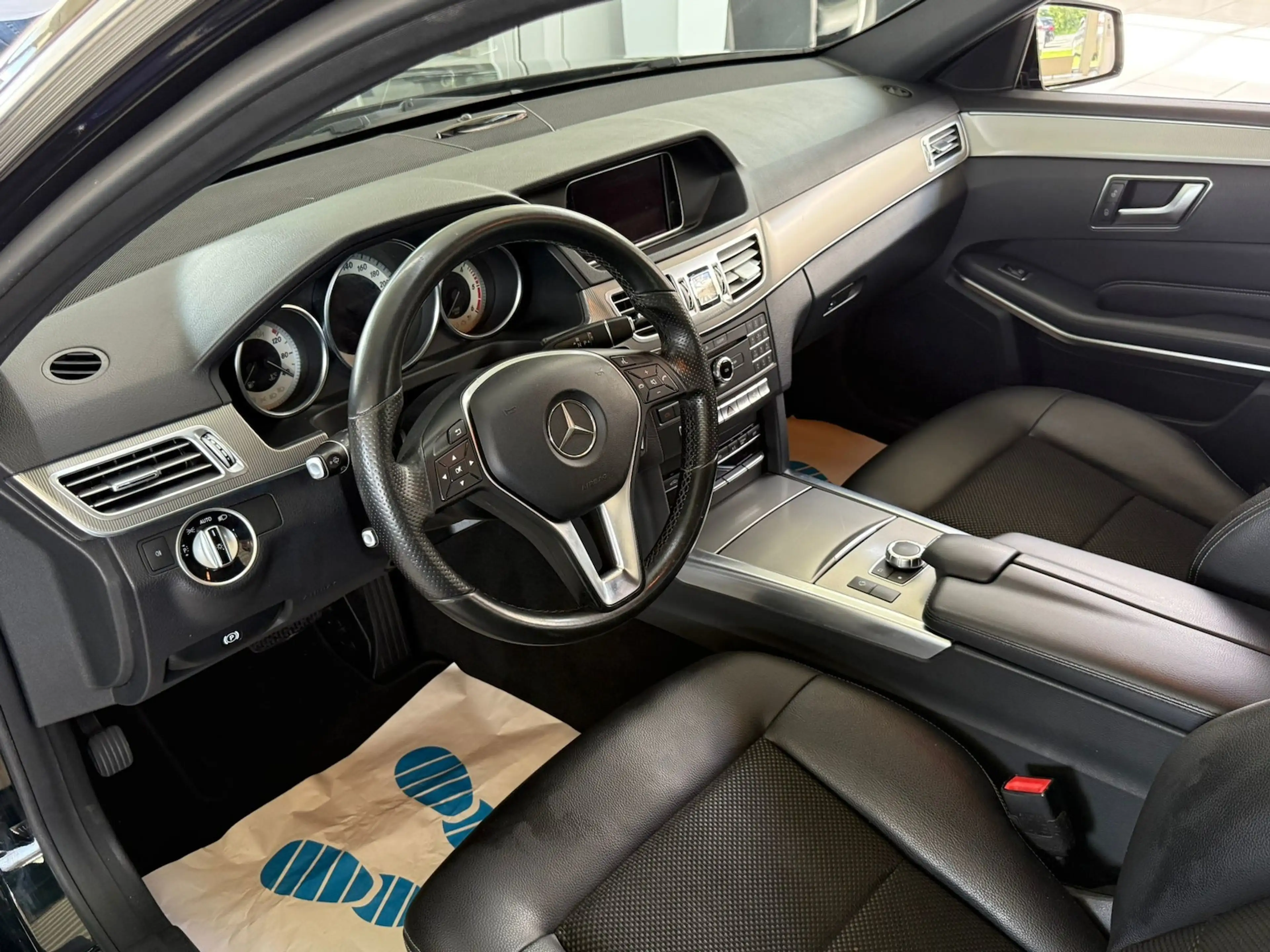 Mercedes-Benz E 250 T Aut. Leder Navi Sitzh. PDC GRA LED — photo 9