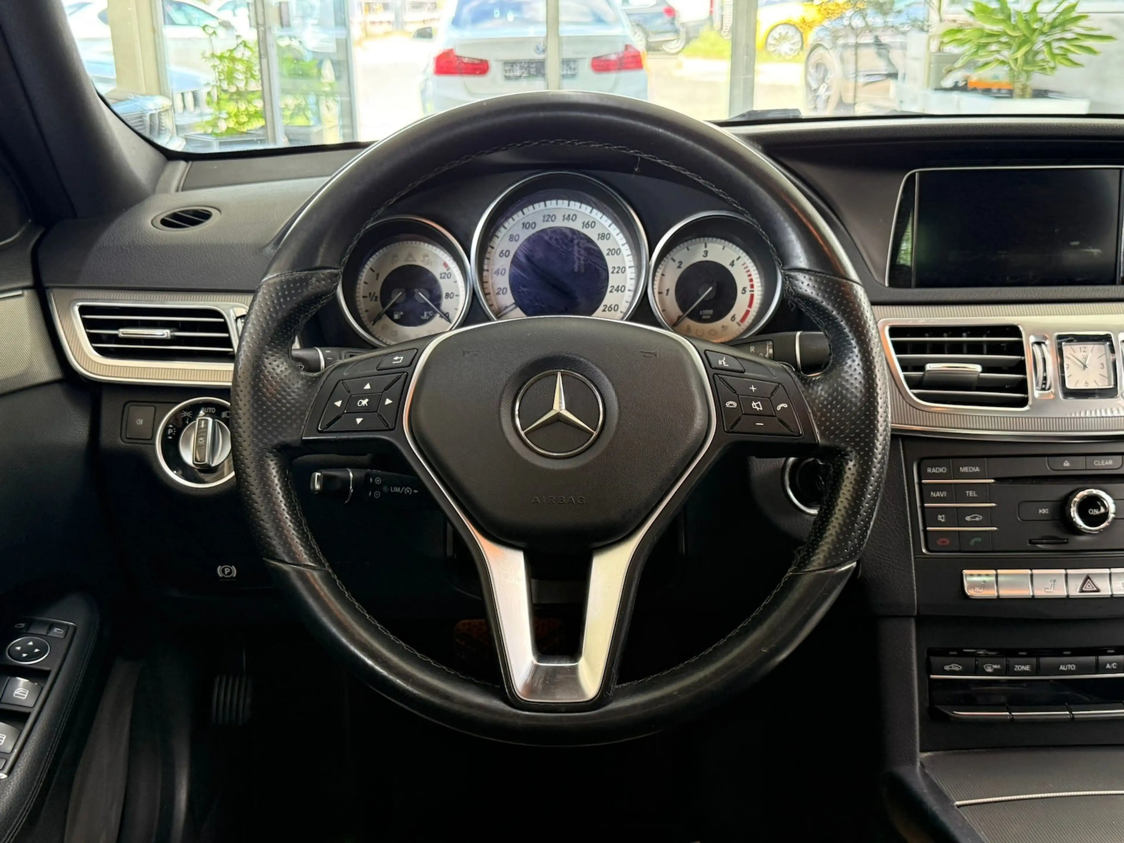 Mercedes-Benz E 250 T Aut. Leder Navi Sitzh. PDC GRA LED — photo 15