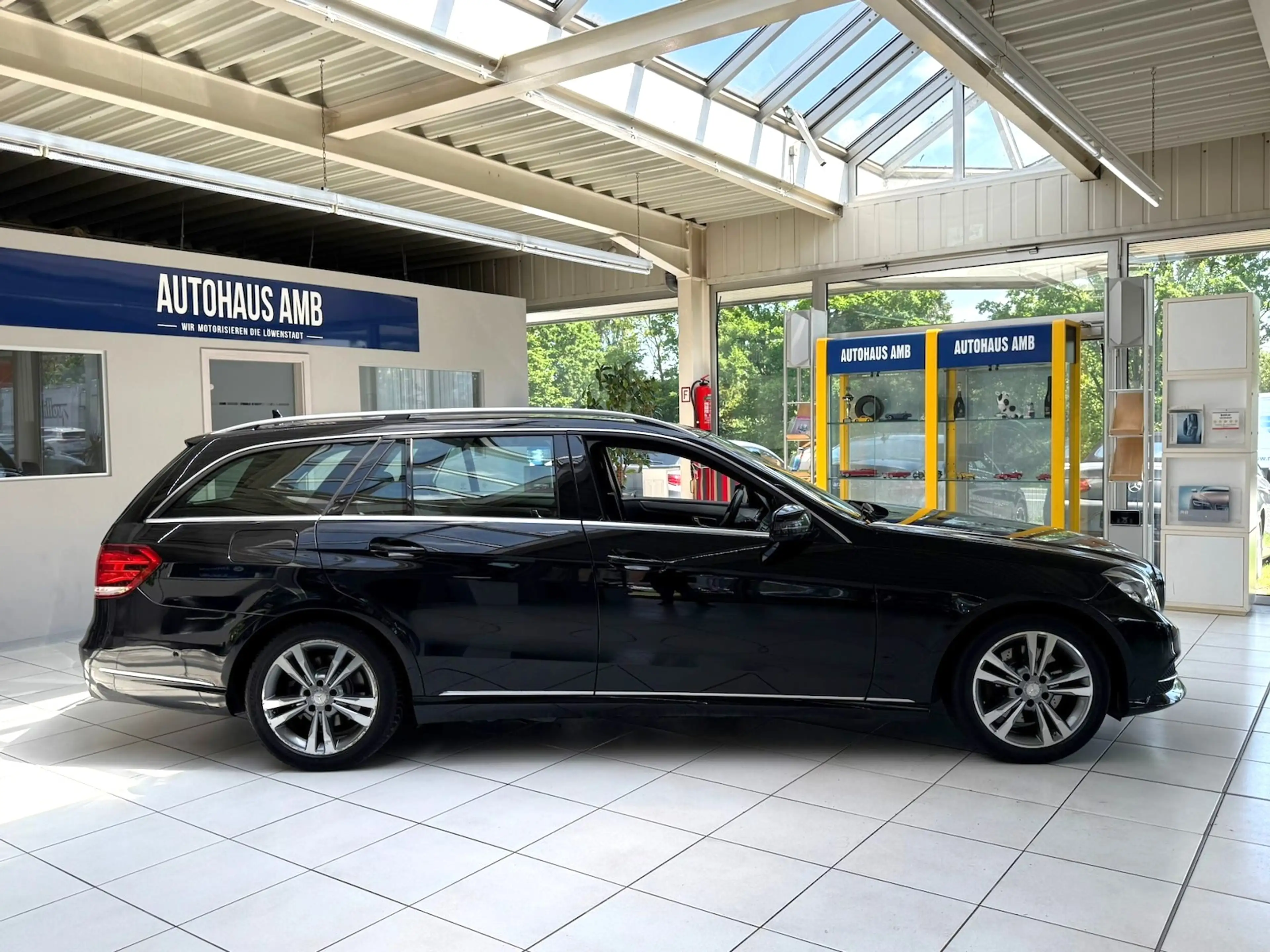 Mercedes-Benz E 250 T Aut. Leder Navi Sitzh. PDC GRA LED — photo 8