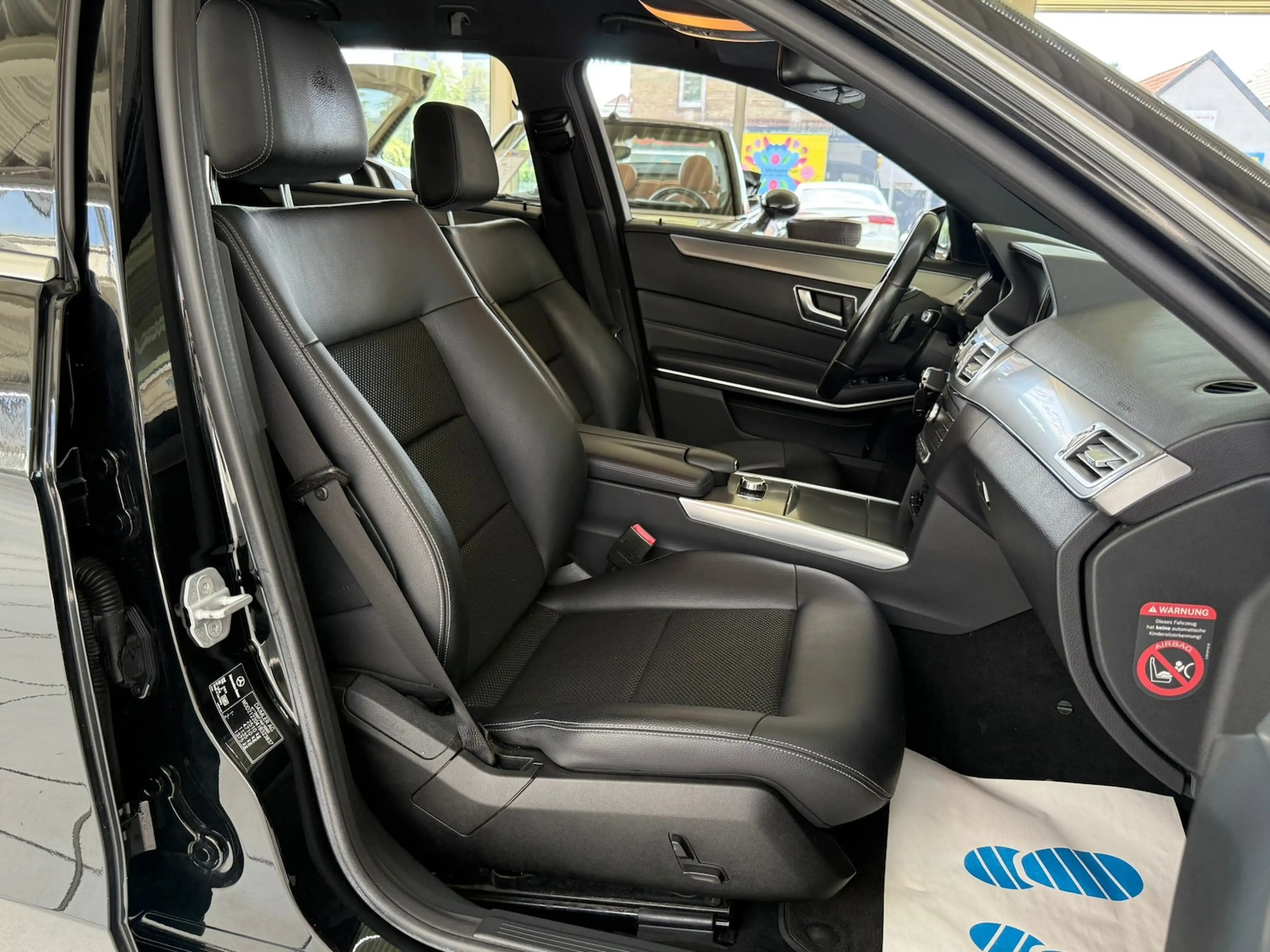 Mercedes-Benz E 250 T Aut. Leder Navi Sitzh. PDC GRA LED — photo 12