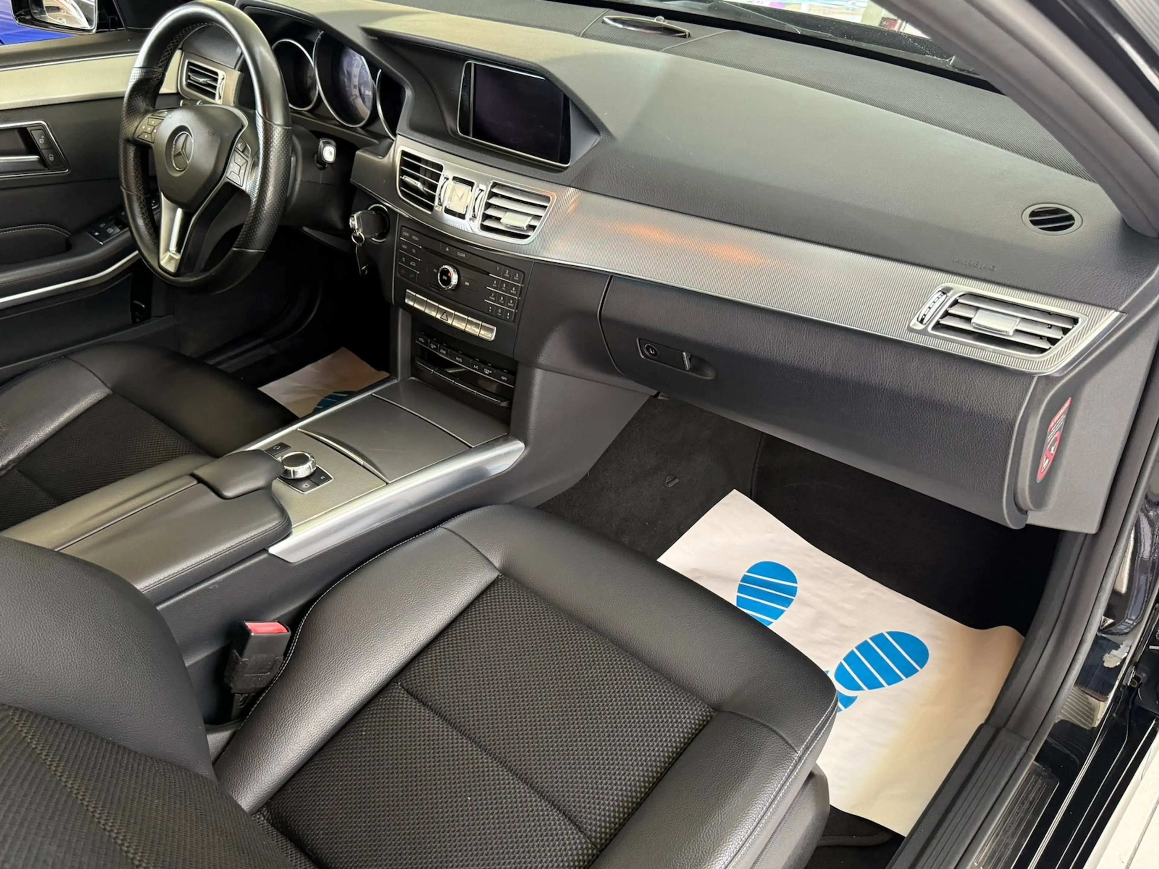 Mercedes-Benz E 250 T Aut. Leder Navi Sitzh. PDC GRA LED — photo 11