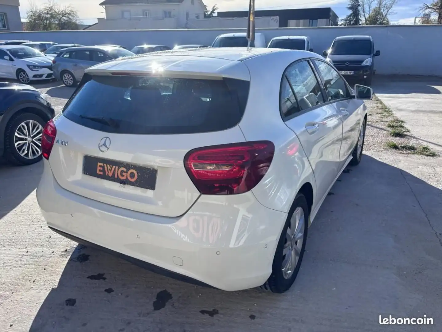 Mercedes-Benz A 180 Mercedes 1.6 180 122 ch BLUEEFFICIENCY INTUITION Blanc - 2