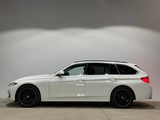 BMW 3 Series view 9