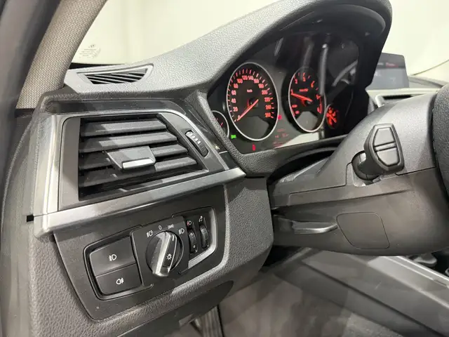 BMW 3 Series view 15