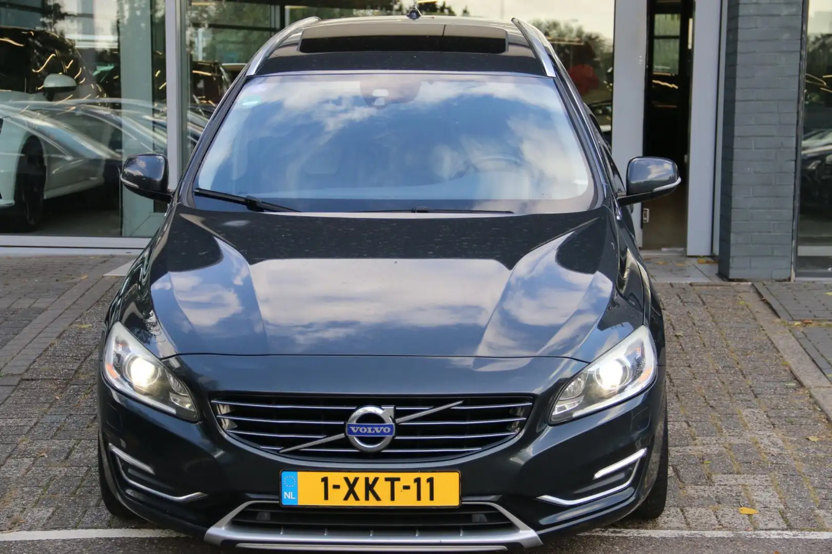 Volvo V60 2.4 D6 AWD Plug-In Hybrid Summum Gris - 2