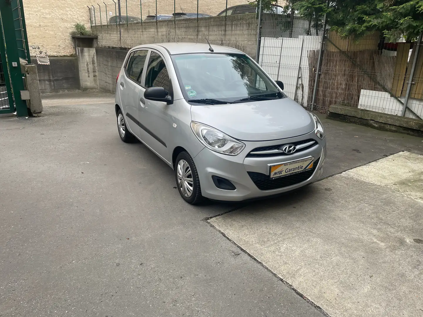 Hyundai i10 Edition-Paket, erst85 Tkm,TÜV& Inspektion Neu Silber - 1