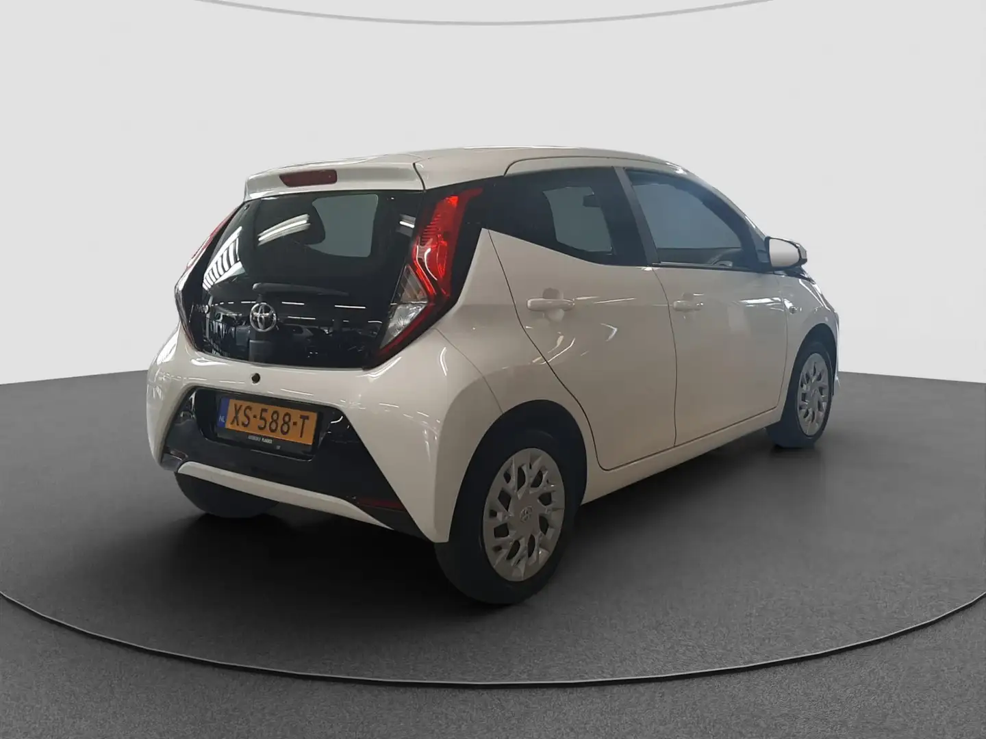 Toyota Aygo 1.0 VVT-i x-play | Camera | Automaat | Bluetooth | Wit - 2