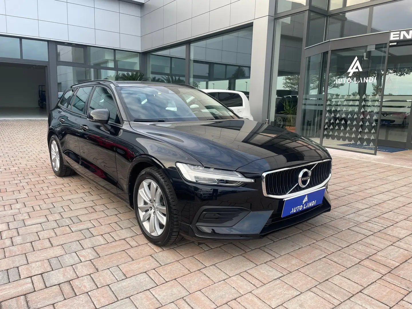 Volvo V60 V60 2.0 b4 Momentum Business auto Nero - 2