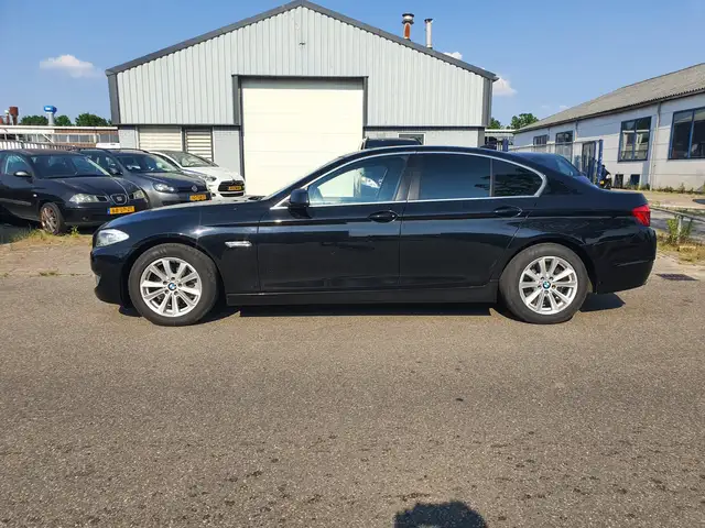 BMW 5 Series view 8