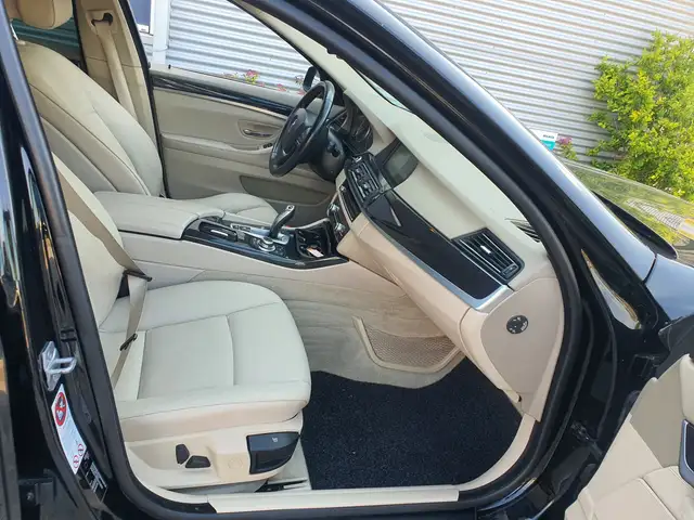 BMW 5 Series view 14