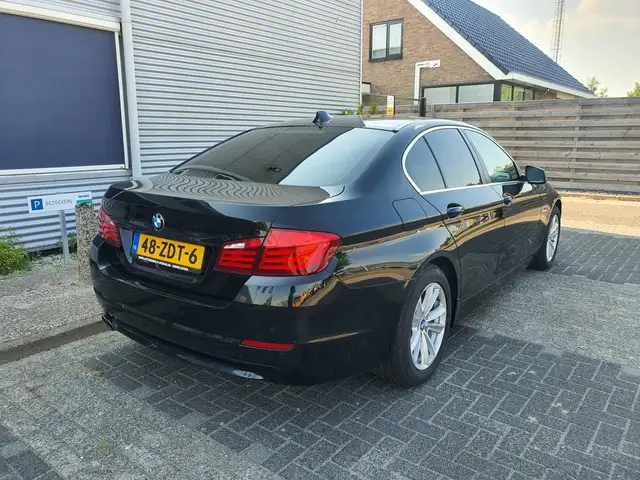 BMW 5 Series view 4