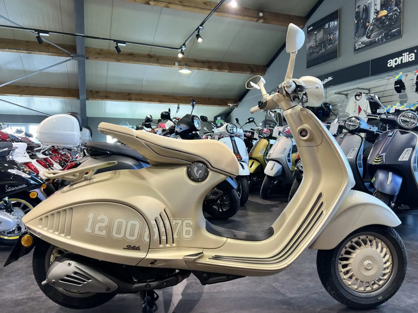 Vespa 946 DRAGON Beige - 1