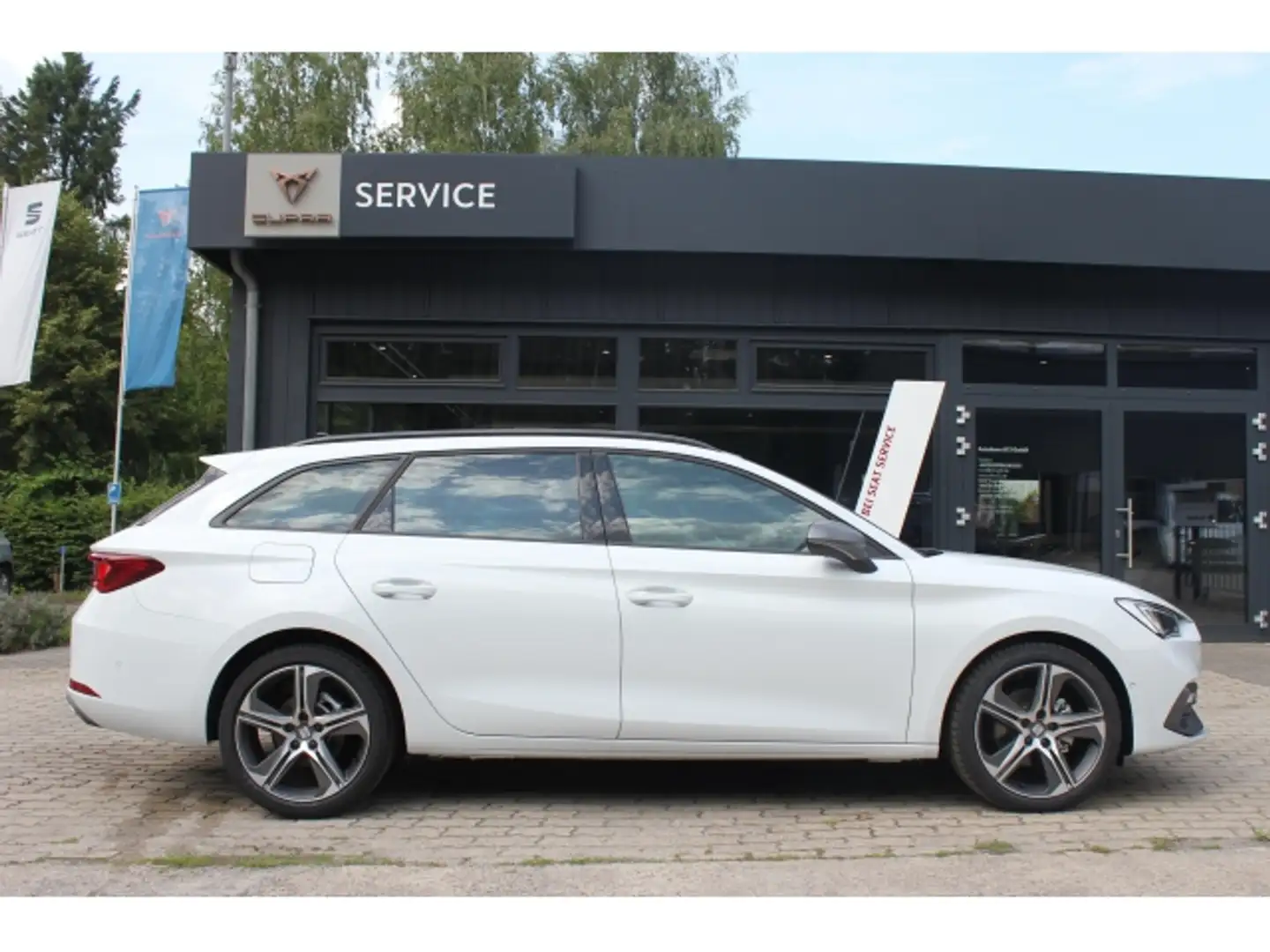 SEAT Leon Leon Sportstourer 1.5 eTSI DSG FR Matrix. Navi. Pa Blanco - 1
