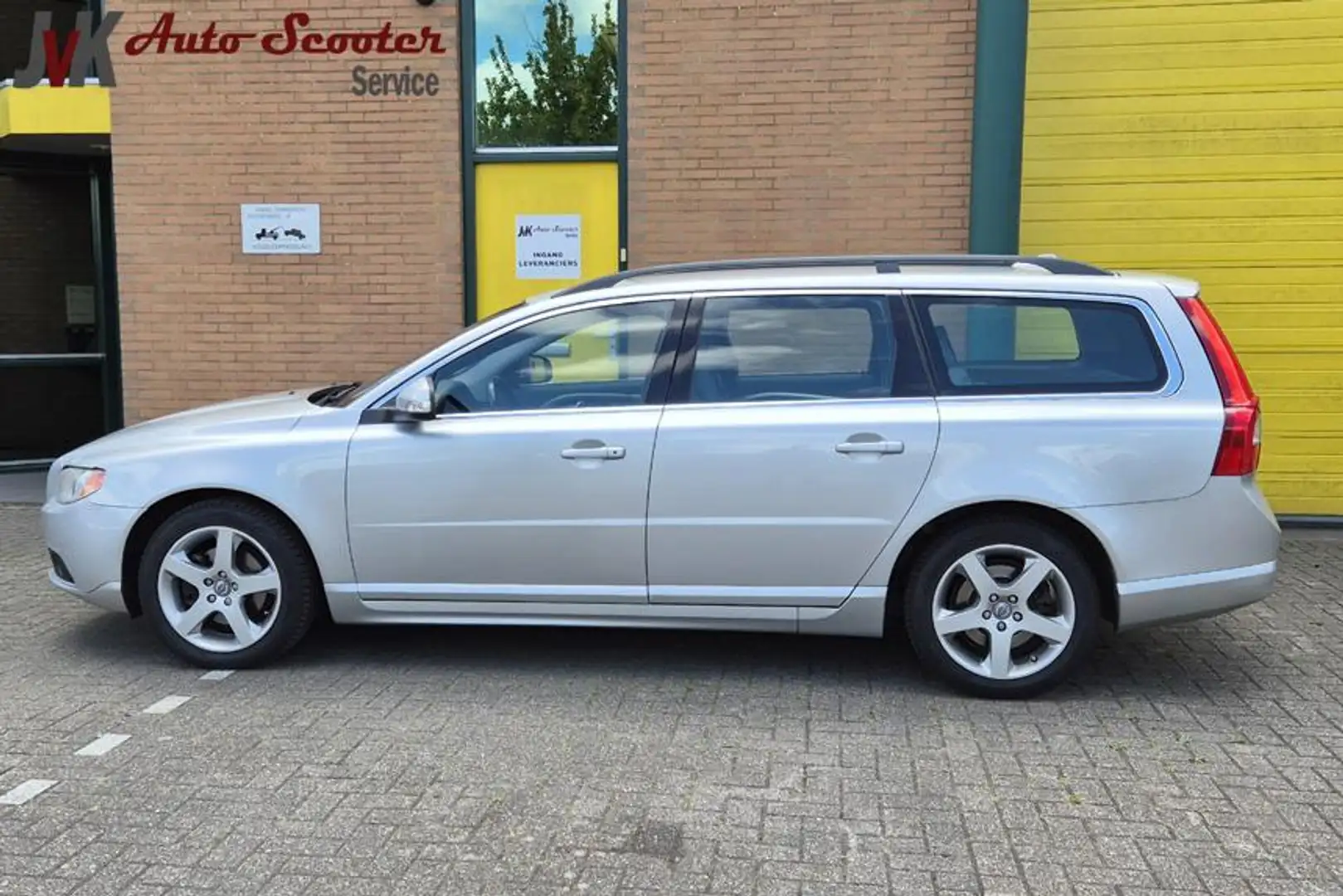 Volvo V70 2.0T Momentum Airco! Cruise Control! NAP! Šedá - 2