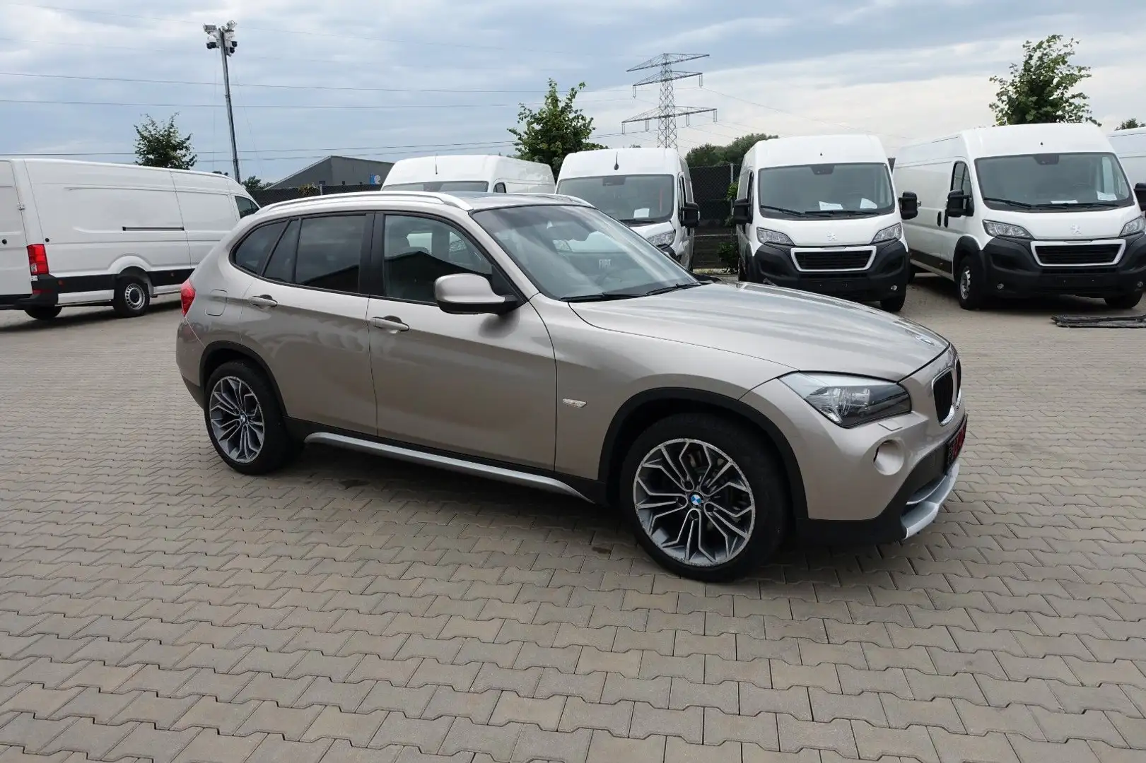 BMW X1 xDrive25i *xLine*Leder*Navi*Pano* Gold - 2