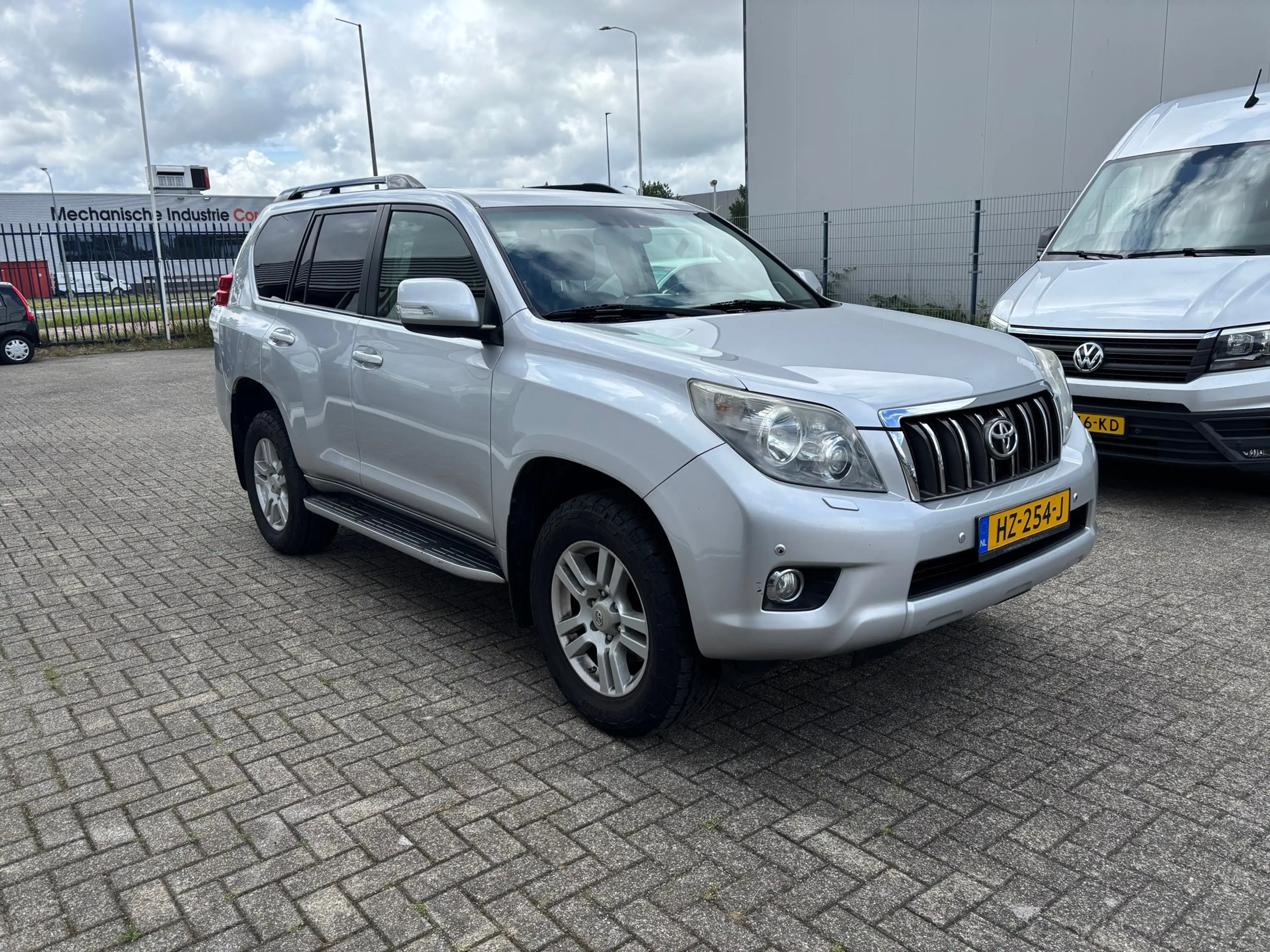 Toyota Land Cruiser 3.0 D-4D-F SX — photo 3