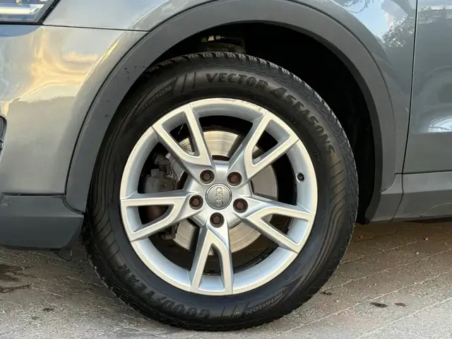 Audi Q3 view 5