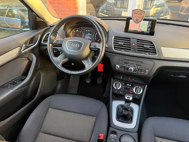 Audi Q3 view 21