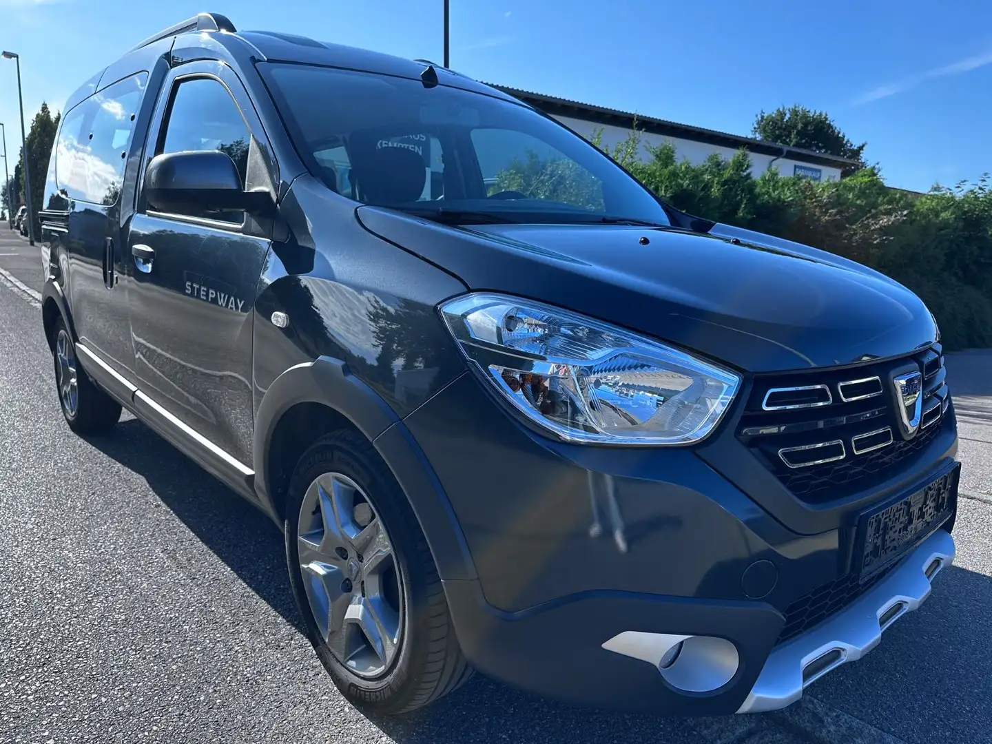 Dacia Dokker Stepway Plus NAVI/SHZ/1.Hd Grau - 1