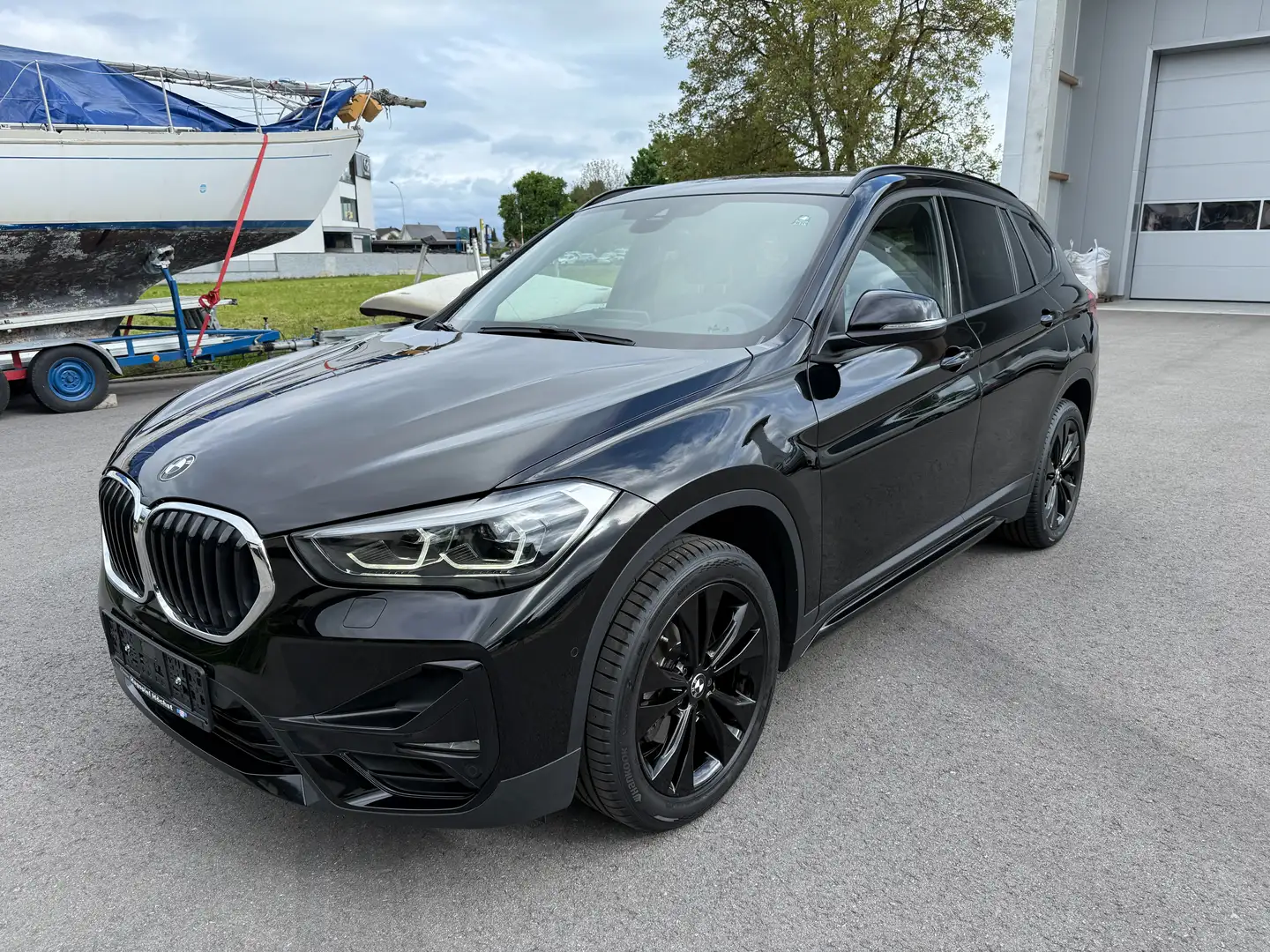 BMW X1 sDrive18i Aut. Head-up Navi Kamera 8-fach Alu Nero - 1