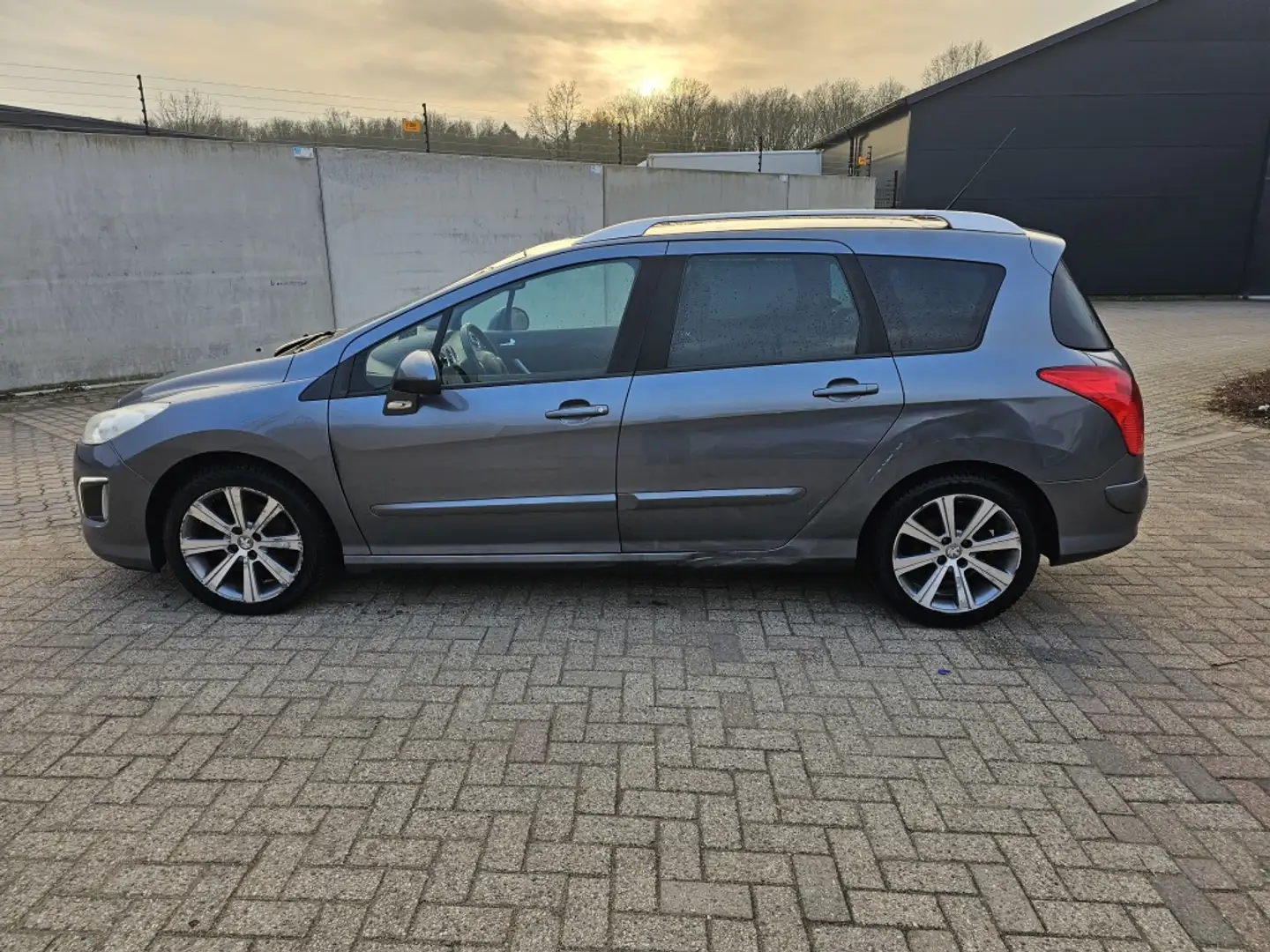 Peugeot 308 SW 1.6 THP Allure 7p,Apk,Clima,Nap, Grau - 2