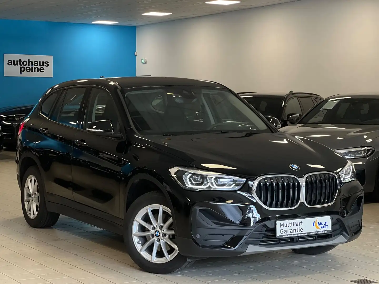 BMW X1 sDrive 18i Advantage Aut/Navi/ParkAs/Tempomat Zwart - 1