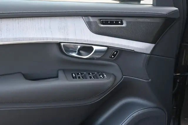 Volvo XC90 view 10