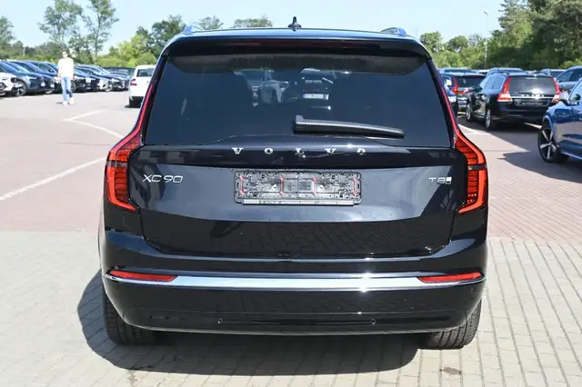 Volvo XC90 view 4