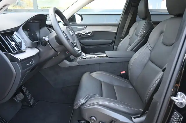 Volvo XC90 view 11